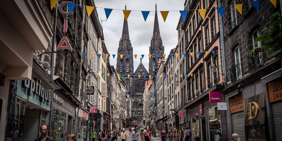 clermont-ferrand-ferrand-centre-france-gorod-ulitsa-kostel-f